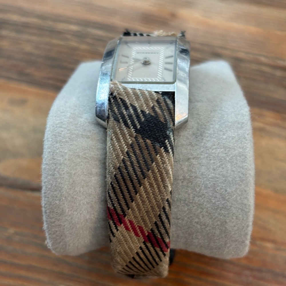 Burberry Haymarket Pioneer Watch Nova Check Strap Swiss Made - Picture 4 of 6